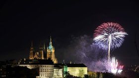 Novoroční ohňostroje každoročně s úžasem pozorují tisíce lidí v ulicích Prahy. Takto vypadal v roce 2018.