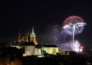 Novoroční ohňostroje každoročně s úžasem pozorují tisíce lidí v ulicích Prahy. Takto vypadal v roce 2018.