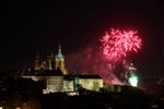 Novoroční ohňostroje každoročně s úžasem pozorují tisíce lidí v ulicích Prahy. Takto vypadal v roce 2018.