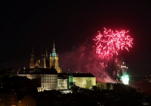 Novoroční ohňostroje každoročně s úžasem pozorují tisíce lidí v ulicích Prahy. Takto vypadal v roce 2018.