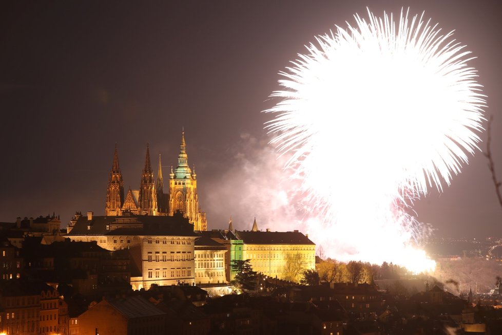 Novoroční ohňostroje každoročně s úžasem pozorují tisíce lidí v ulicích Prahy. Takto vypadal v roce 2018.