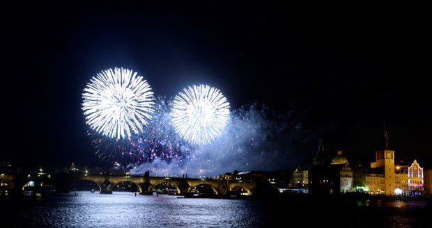 Světelná show rozzářila pražské nebe! Novoroční ohňostroj připomněl sametovou revoluci
