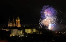 Takhle Česko vstoupilo do roku 2019: Náměstí v plamenech, utržené prsty i tradiční ohňostroj