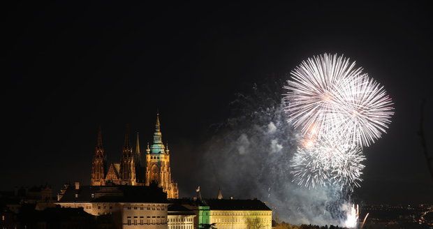 Silvestrovské oslavy i ohňostroj omezí dopravu v Praze. Které ulice budou uzavřené?
