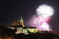 „Nádherný, skvělý, luxusní.“ Lidé si chválí ohňostroj, kterým Praha přivítala rok 2018