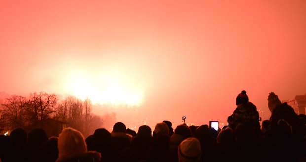 Pražané odcházeli z novoročního ohňostroje zklamaní. Mlha jej téměř celý zakryla.