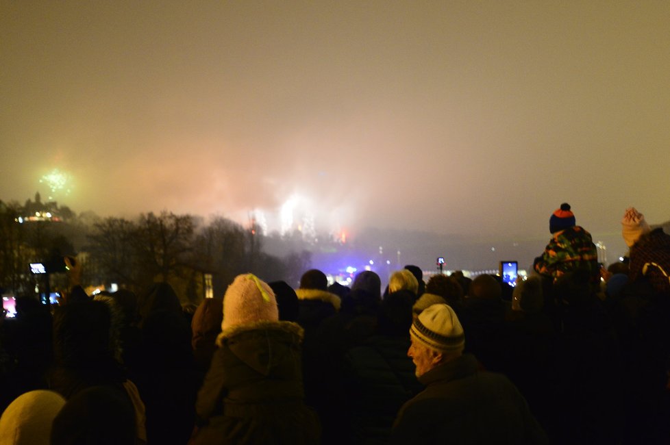 Pražané odcházeli z novoročního ohňostroje zklamaní. Mlha jej téměř celý zakryla.