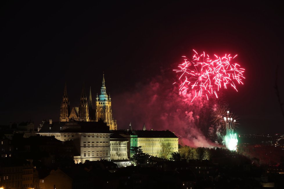 Novoroční ohňostroj v Praze.
