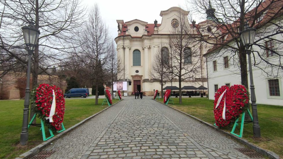 Pohřeb Olgy Kočkové, vstup do Břevnovského kláštera, 23. února 2024.
