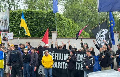 „Vítáme delegáty ruské teroristické federace.“ Na příznivce Nočních vlků v Praze čekali odpůrci