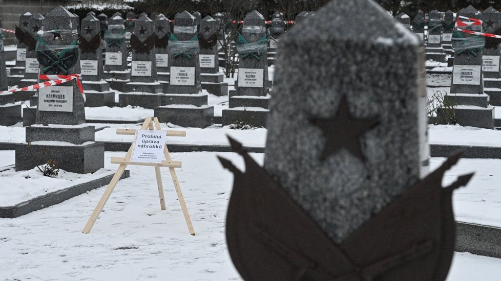 Ruské velvyslanectví opravuje hroby vojáků Rudé armády na pražských Olšanských hřbitovech (na snímku z 12. ledna 2021).