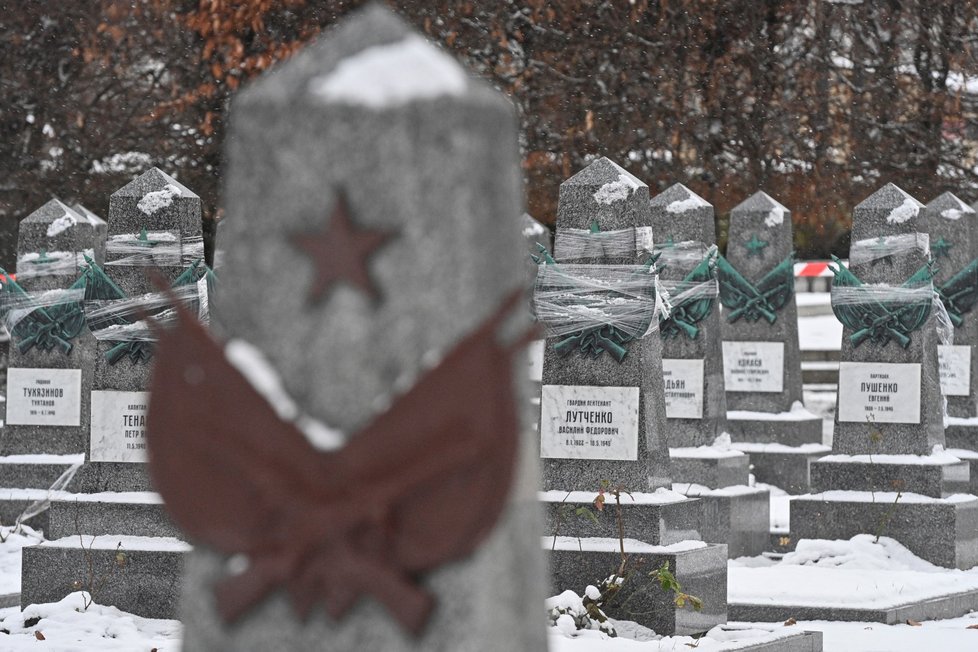 Ruské velvyslanectví opravuje hroby vojáků Rudé armády na pražských Olšanských hřbitovech (na snímku z 12. ledna 2021).