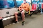 Muž onanoval v tramvaji před nezletilou dívkou, natočila ho.