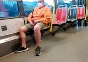 Muž onanoval v tramvaji před nezletilou dívkou, natočila ho.