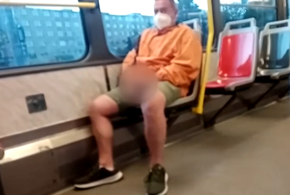 Muž onanoval v tramvaji před nezletilou dívkou, natočila ho.