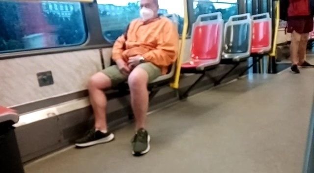 Muž onanoval v tramvaji před nezletilou dívkou, natočila ho.