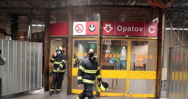 V pátek 30. října strčil muž druhého muže do kolejiště ve stanici metra Opatov.