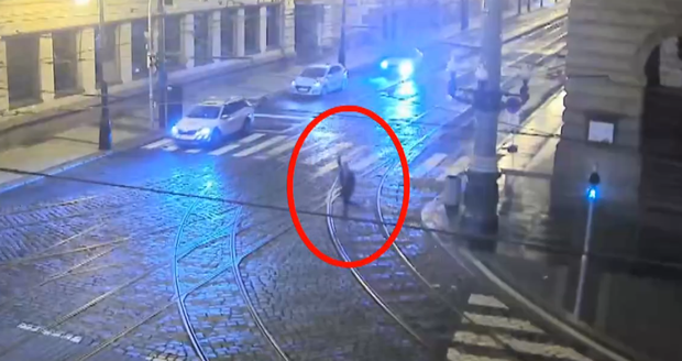 Agresivní opilec (22) dělal potíže v centru Prahy. (27. září 2022)