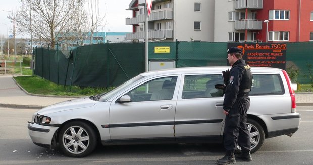 Opilý Bělorus s dítětem v autě boural v Praze: Nadýchal víc než 3 promile
