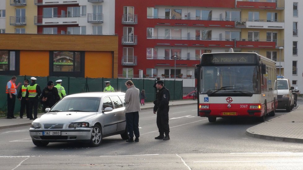 Opilý Bělorus naboural v Praze autobus