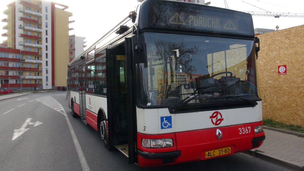 Opilý Bělorus naboural v Praze autobus