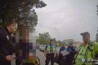 Chudinky děti: Opilý otec spal venku u kočárku, namol zpitá matka nemohla ani vstát z lavičky!