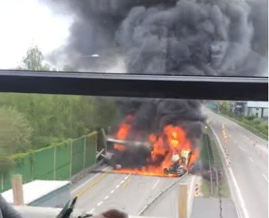 Na Pražském okruhu se srazil vězeňský autobus s tahačem, jenž vezl dva historické tanky.