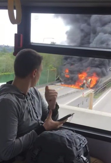 Na Pražském okruhu se srazil vězeňský autobus s tahačem, jenž vezl dva historické tanky.