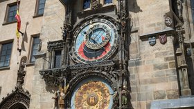 Tři okénka pražského orloje budou prázdná: Poničené sochy restaurátoři sundají a opraví