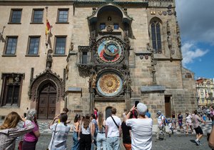 Staroměstský orloj má dvě části: vrchní astronomickou a dolní Mánesovo kalendárium. 