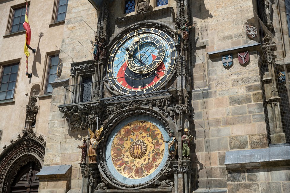 Staroměstský orloj má dvě části: vrchní astronomickou a dolní Mánesovo kalendárium.