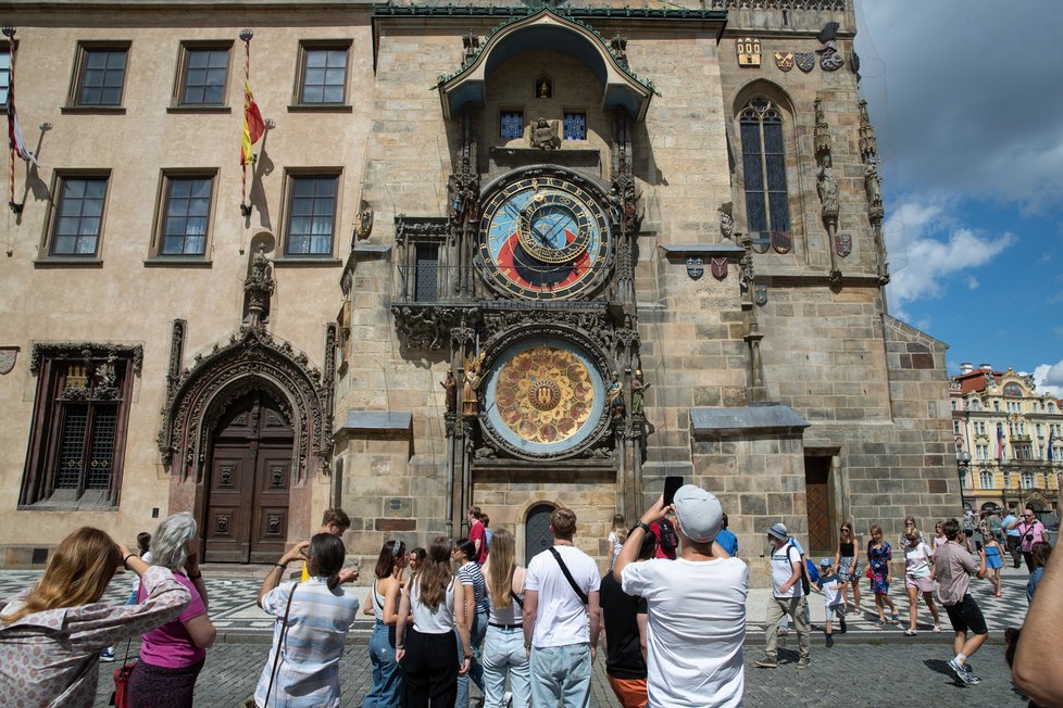 Staroměstský orloj má dvě části: vrchní astronomickou a dolní Mánesovo kalendárium.
