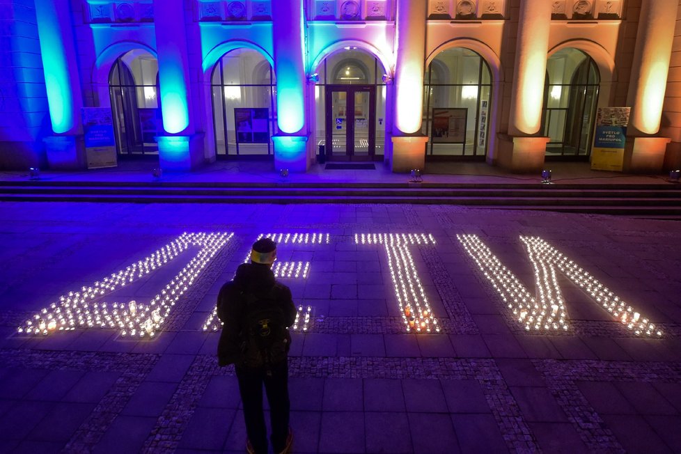 Národní divadlo moravskoslezské se 22. března 2022 připojilo k akci pořádané iniciativou Stojíme za Ukrajinou - Světlo pro Mariupol.