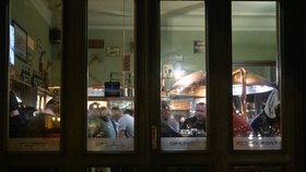Takto to vypadalo v restauracích v Praze 4. prosince. Den se předtím se uvolnily vládní restrikce a podniky mohly opět otevřít.