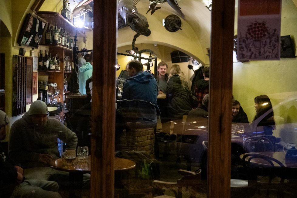 Protiepidemický PES klesl na třetí stupeň, V Praze se stejně jako po celém Česku otevřeli hospody a restaurace. 