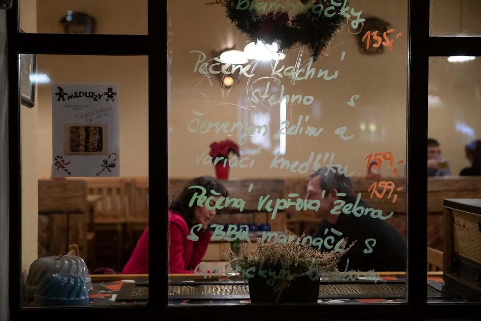 Protiepidemický PES klesl na třetí stupeň, V Praze se stejně jako po celém Česku otevřeli hospody a restaurace. 