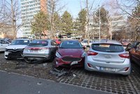 Kluk (10) zůstal v autě v Praze sám s klíči: Rozjel ho a naboural čtyři vozy! Škoda 700 tisíc