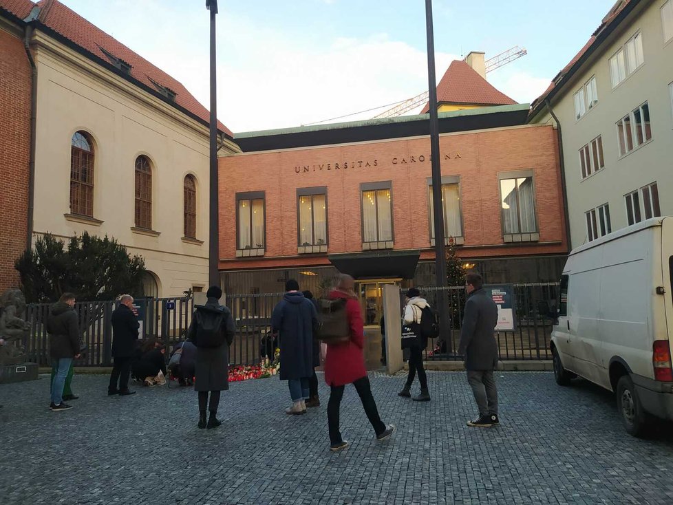 Pietní místo u budovy Karolina. (22. prosince 2023) Pietní místo u budovy Karolina. (22. prosince 2023)