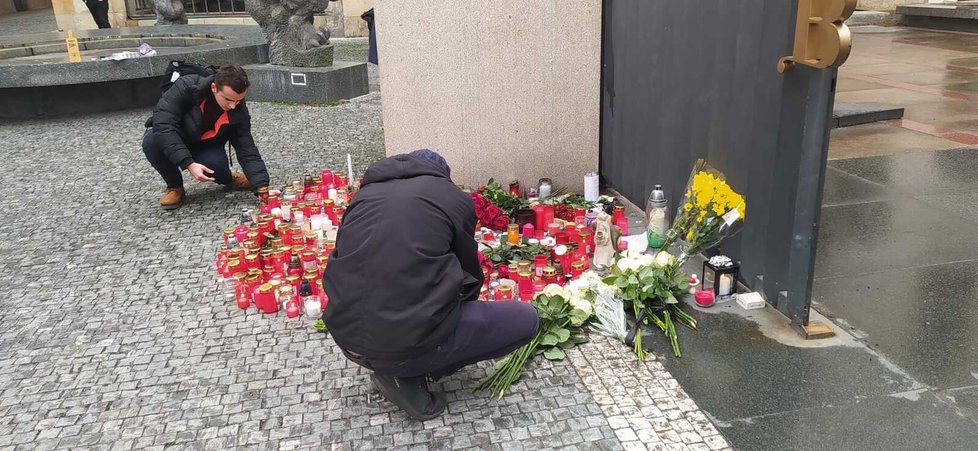 Pietní místo u budovy Karolina. (22. prosince 2023) Pietní místo u budovy Karolina. (22. prosince 2023)