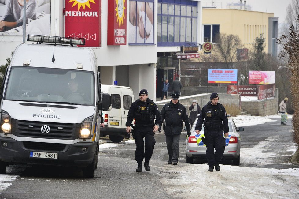 Ozbrojený muž držel v herně dítě jako rukojmí, poté utekl. Policie po něm pátrá