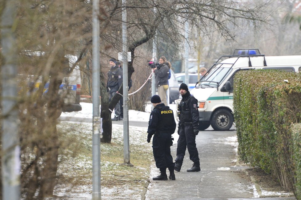 Ozbrojený muž držel v herně dítě jako rukojmí, poté utekl. Policie po něm pátrá.