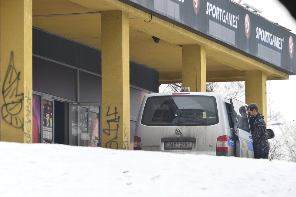 Ozbrojený muž držel v herně dítě jako rukojmí, poté utekl. Policie po něm pátrá