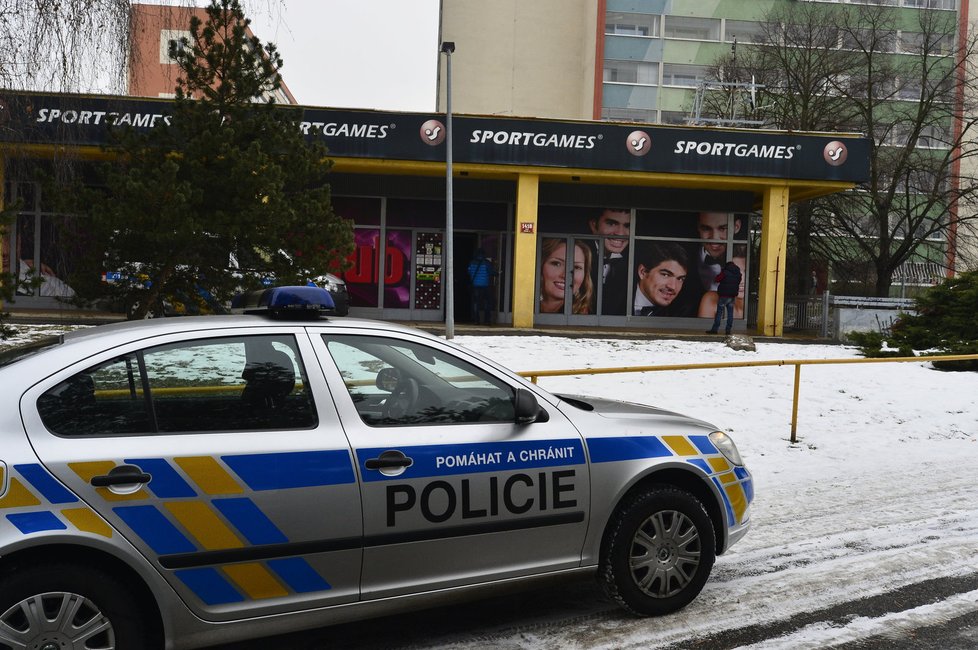 Ozbrojený muž držel v herně dítě jako rukojmí, poté utekl. Policie po něm pátrá.