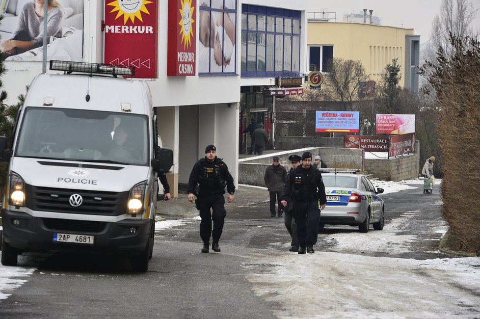 Ozbrojený muž držel v herně dítě jako rukojmí, poté utekl. Policie po něm pátrá.