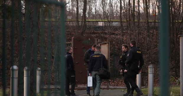 Policisté u diagnostického ústavu v Praze 4. (18. února 2022)