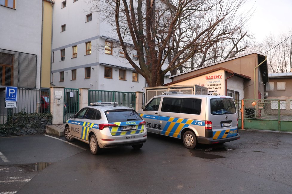 Policisté u diagnostického ústavu v Praze 4. (18. února 2022)