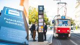 Nová podoba pražských zastávek: Na Palackého náměstí testují označník s elektronickou tabulí