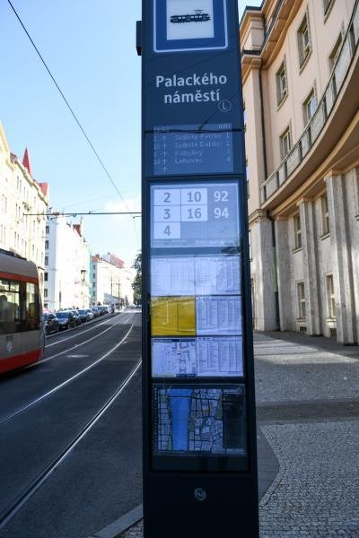 Nový označník testuje Praha na zastávce Palackého náměstí.