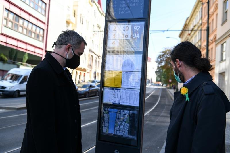 Nový označník testuje Praha na zastávce Palackého náměstí.