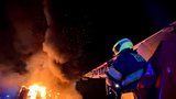 Mohutné plameny šlehaly z budovy na Palmovce: Obří požár hasilo deset jednotek
